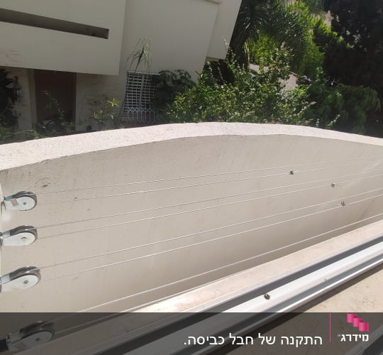 כבלים מתוחים על גלגלות במרפסת